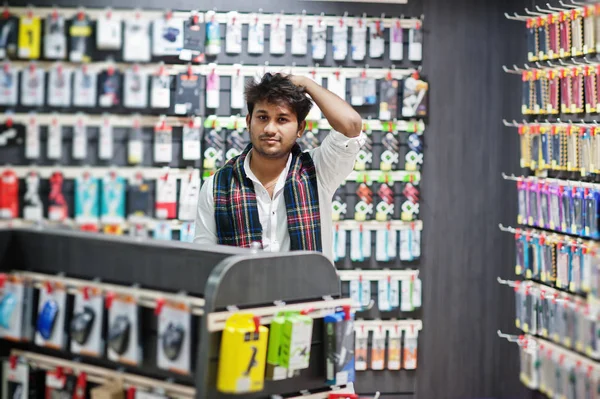 Ινδική Άνθρωπος Πελάτη Αγοραστή Κατάστημα Κινητής Τηλεφωνίας Επιλέξτε Μια Υπόθεση — Φωτογραφία Αρχείου