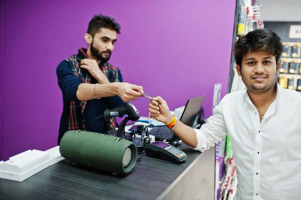 Hintli müşteri alıcı ödemek için onun yeni smartphone cep telefonu mağazası kredi kartı ile satıcı için. Güney Asya halkları ve teknolojileri kavramı. Cep Telefonu Dükkanı.