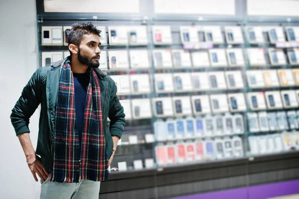 Hint sakallı adam müşteri alıcı cep telefonu mağazasında ceketli. Güney Asya halkları ve teknolojileri kavramı. Cep Telefonu Dükkanı.
