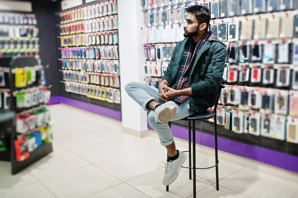 Hint sakallı adam müşteri alıcı cep telefonu mağazasında ceketli. Güney Asya halkları ve teknolojileri kavramı. Cep Telefonu Dükkanı.