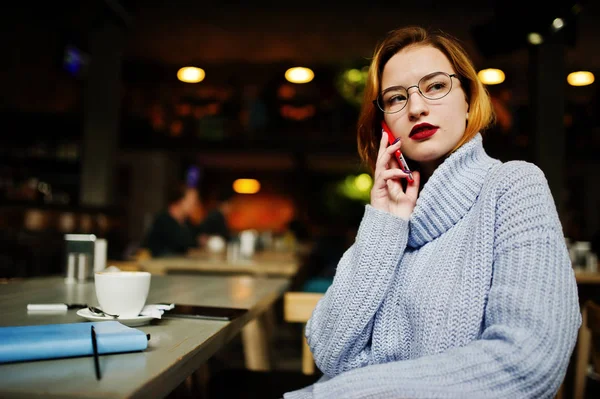 Joven Alegre Hermosa Pelirroja Gafas Sentada Lugar Trabajo Cafetería Hablando — Foto de Stock