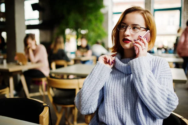 Glad Ung Vacker Rödhårig Kvinna Glasögon Sitter Hennes Arbetsplats Café — Stockfoto