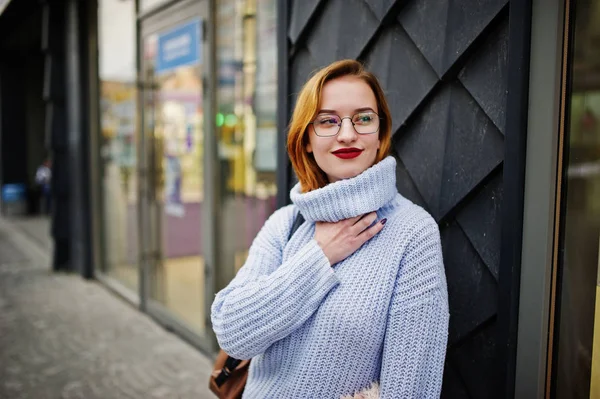 Joven Alegre Hermosa Mujer Pelirroja Gafas Suéter Lana Azul Cálido — Foto de Stock