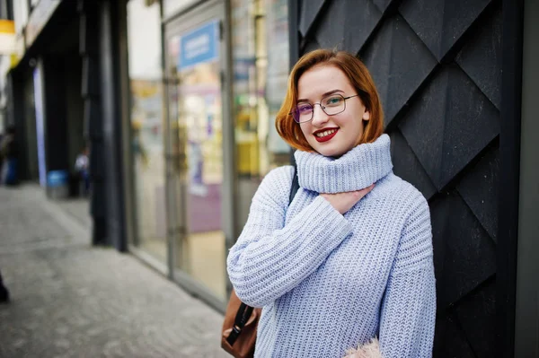 Joven Alegre Hermosa Mujer Pelirroja Gafas Suéter Lana Azul Cálido — Foto de Stock
