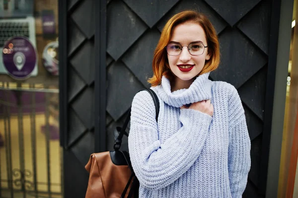 Joven Alegre Hermosa Mujer Pelirroja Gafas Suéter Lana Azul Cálido — Foto de Stock