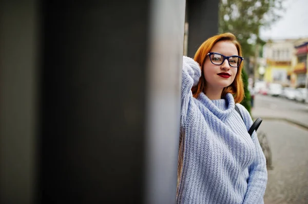 Joven Alegre Hermosa Mujer Pelirroja Gafas Suéter Lana Azul Cálido — Foto de Stock