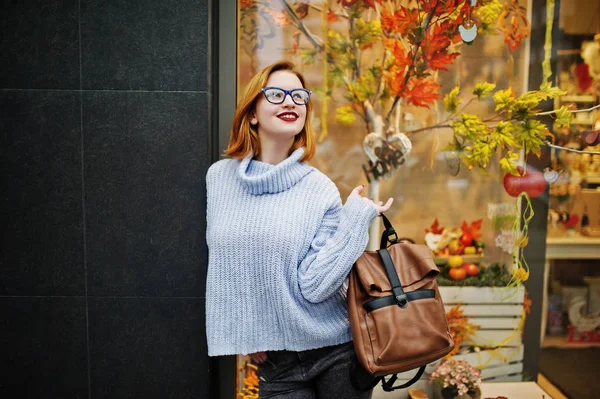 Glad Ung Vacker Rödhårig Kvinna Glasögon Varma Blå Ylletröja Med — Stockfoto