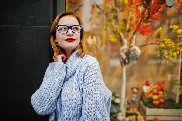 Joven Alegre Hermosa Mujer Pelirroja Gafas Suéter Lana Azul Cálido — Foto de Stock