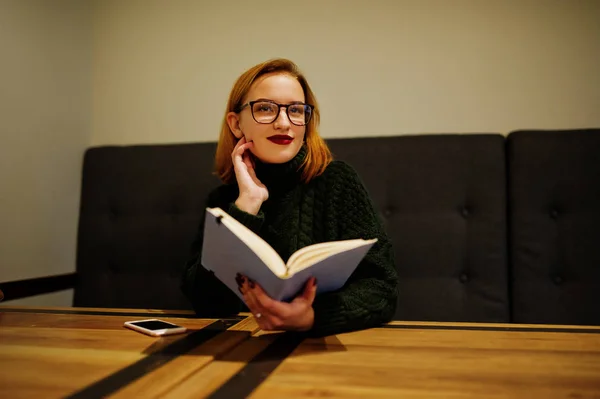 Fröhliche Junge Schöne Rothaarige Frau Mit Brille Trägt Einen Grünen — Stockfoto