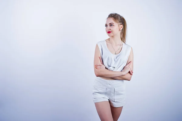 素晴らしいフィットのセクシーなボディ ブルネット白人女の子ショート パンツとトップに白い背景に スタジオでポーズ — ストック写真