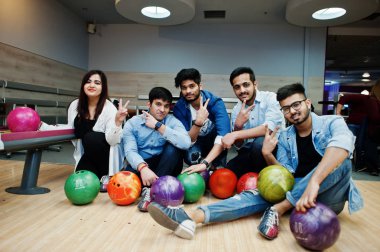 Dinlenme ve eğlence bowling club adlı sahip beş Güney Asya halkları grubudur. Bowling topları, sokak ve iki parmak işaret gösterisi üzerinde oturan holding.