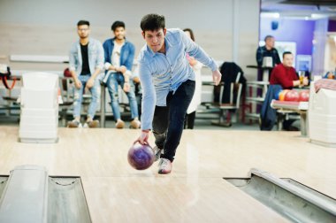 Güney Asya adam kot gömlek ayakta bowling salonu ve atmak top.