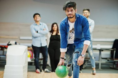 Güney Asya adam kot gömlek ayakta bowling salonu ve atmak top.
