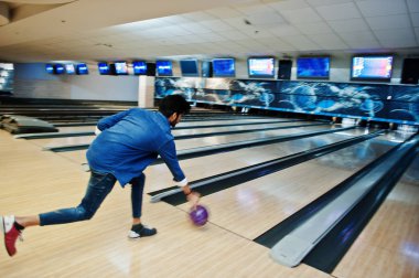 Geri Güney Asya adam atar bowling topu hareket sokak fotoğrafı bulanıklık.