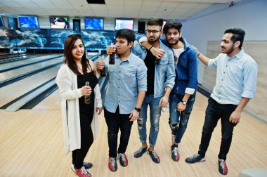 Dinlenme ve eğlence bowling club adlı sahip beş Güney Asya halkları grubudur. Cam şişeler tutan soğuk soda içecekleri.