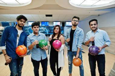 Dinlenme ve eğlence bowling club adlı sahip beş Güney Asya halkları grubudur. Cam şişeler ve bowling topları elinde içecekler soğuk gazoz holding.