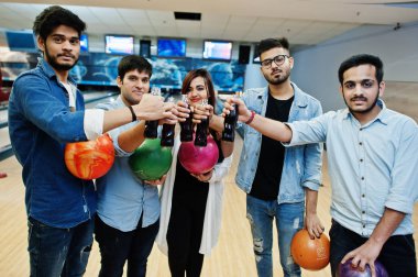 Dinlenme ve eğlence bowling club adlı sahip beş Güney Asya halkları grubudur. Cam şişeler ve bowling topları elinde soğuk soda içecekleri tungur.