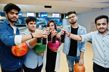 Dinlenme ve eğlence bowling club adlı sahip beş Güney Asya halkları grubudur. Cam şişeler ve bowling topları elinde soğuk soda içecekleri tungur.