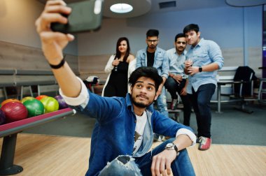 Dinlenme ve eğlence bowling club adlı sahip beş Güney Asya halkları grubudur. Selfie telefonla yapma ve soğuk gazoz içecekler cam şişeler tutan.