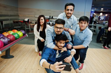 Dinlenme ve eğlence bowling club adlı sahip beş Güney Asya halkları grubudur. Telefonla selfie yapma.