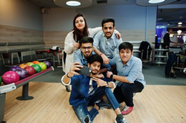 Dinlenme ve eğlence bowling club adlı sahip beş Güney Asya halkları grubudur. Telefonla selfie yapma.