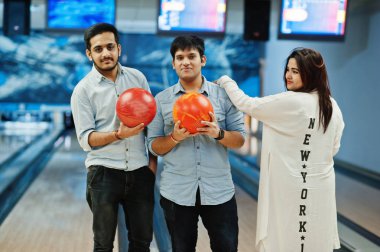 Kot gömlek topları üzerinde elele bowling Club üç Güney Asya arkadaş.