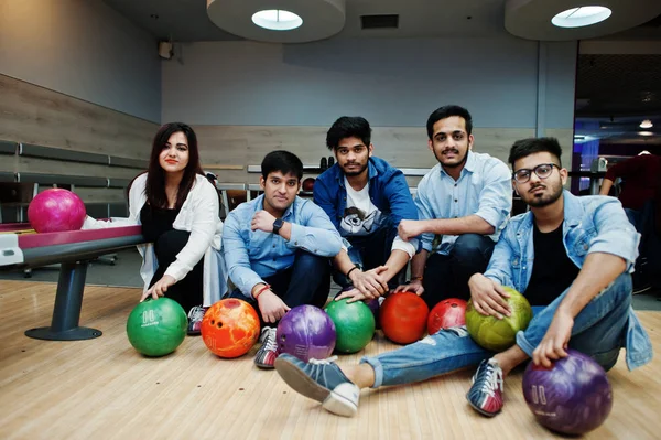 Group Five South Asian Peoples Having Rest Fun Bowling Club — Stock Photo, Image