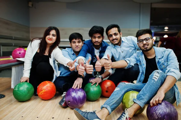 Group Five South Asian Peoples Having Rest Fun Bowling Club — Stock Photo, Image