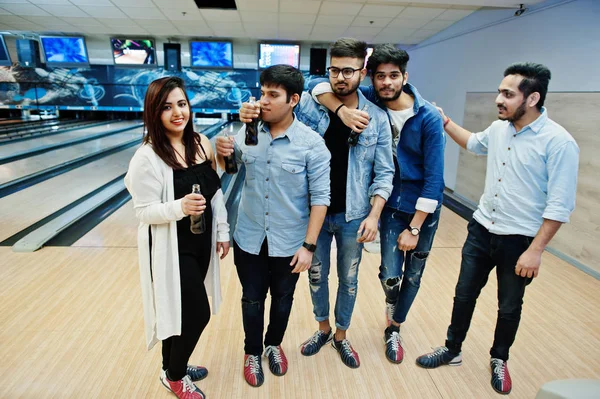 Group Five South Asian Peoples Having Rest Fun Bowling Club — Stock Photo, Image