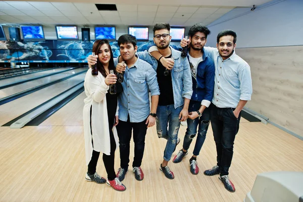 Group Five South Asian Peoples Having Rest Fun Bowling Club — Stock Photo, Image