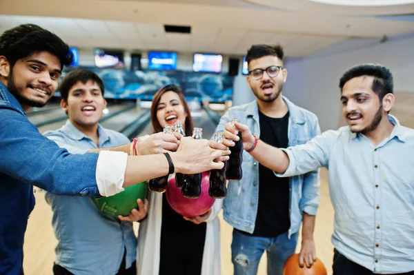 Group Five South Asian Peoples Having Rest Fun Bowling Club — Stock Photo, Image