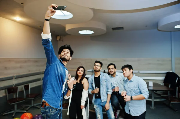 Group Five South Asian Peoples Having Rest Fun Bowling Club — Stock Photo, Image