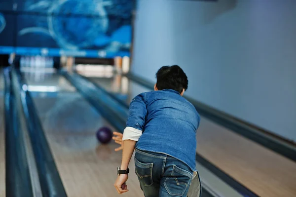 Costas Asiático Homem Jeans Camisa Boliche Beco Com Bola Mãos — Fotografia de Stock