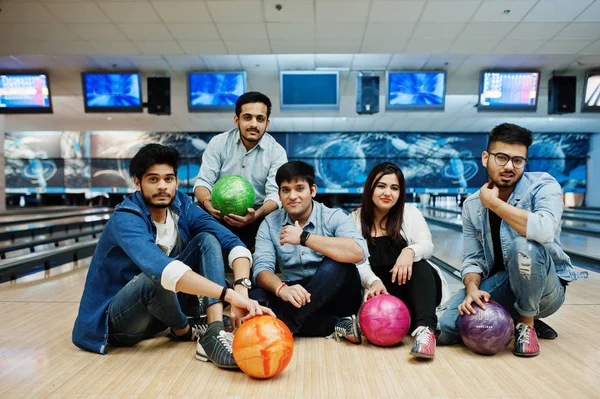 Group Five South Asian Peoples Having Rest Fun Bowling Club — Stock Photo, Image