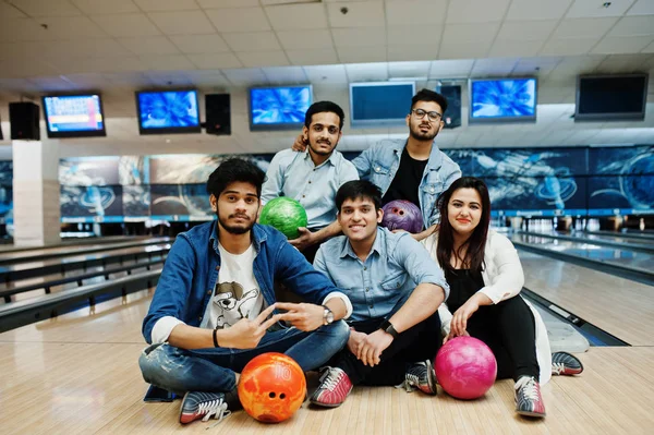 Group Five South Asian Peoples Having Rest Fun Bowling Club — Stock Photo, Image