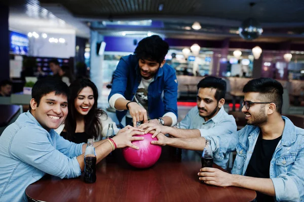 ボーリング クラブ テーブルに座っているとガラスの瓶で炭酸飲料を飲んで休息と楽しいを持つ つの南アジアの人々 のグループ — ストック写真