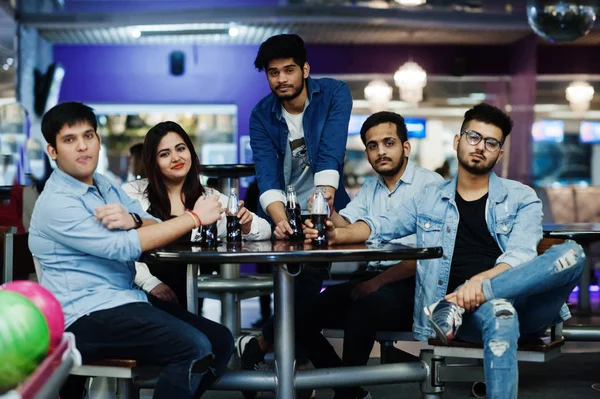 Group Five South Asian Peoples Having Rest Fun Bowling Club — Stock Photo, Image