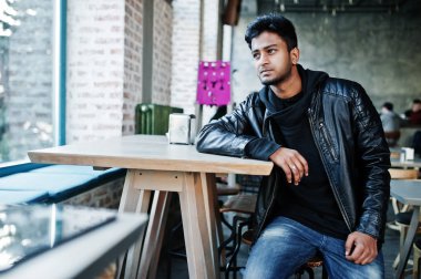 Akıllı genç Asyalı erkek giyimi kafede vakit deri ceket.