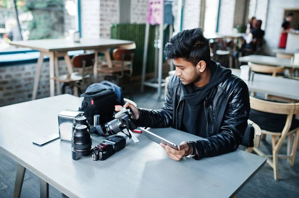 Inteligente Joven Asiático Hombre Fotógrafo Trabajo Con Tableta Durante Sentado — Foto de Stock