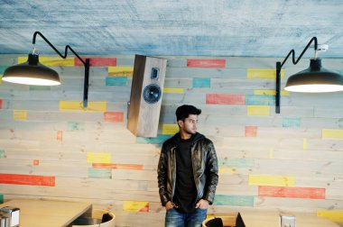 Rahat ve şık genç Asyalı erkek giyimi kafede vakit deri ceket.