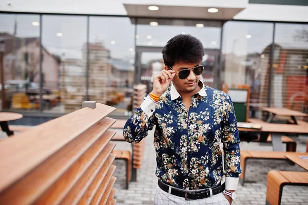 Atractivo Guapo Hombre Indio Elegante Usar Camisa Gafas Sol Pie — Foto de Stock