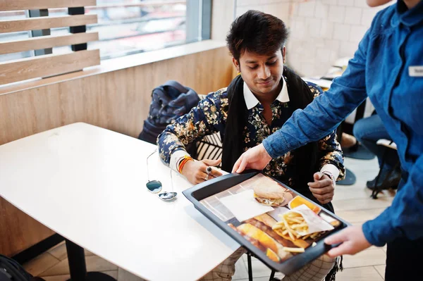 Kelner Dziewczyna Twierdzi Zasobnik Zamówienia Burger Frytki Atrakcyjnych Przystojny Stylowy — Zdjęcie stockowe