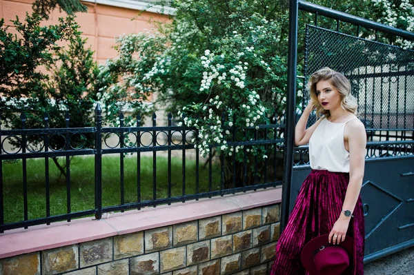 Chica Modelo Rubia Moda Hermosa Falda Terciopelo Rojo Elegante Blusa — Foto de Stock