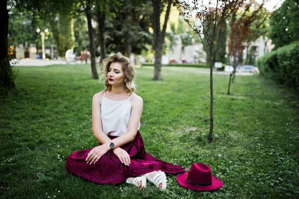 Menina Modelo Loira Elegante Bonita Elegante Saia Veludo Vermelho Blusa — Fotografia de Stock