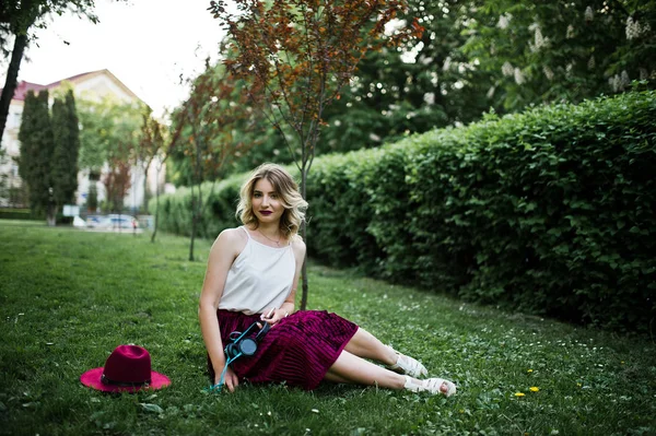 스커트 블라우스와 이어폰 공원에서 잔디에 — 스톡 사진