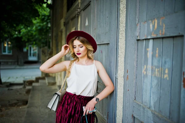 Modne Piękne Blonde Model Dziewczyna Stylowe Czerwonego Aksamitu Welur Spódniczkę — Zdjęcie stockowe