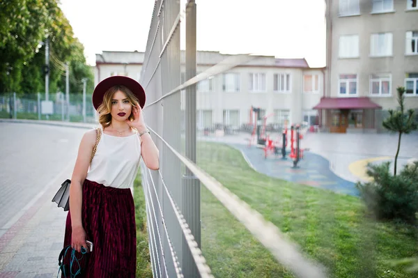 Modische Und Schöne Blonde Modelmädchen Stilvollem Roten Samtrock Weißer Bluse — Stockfoto