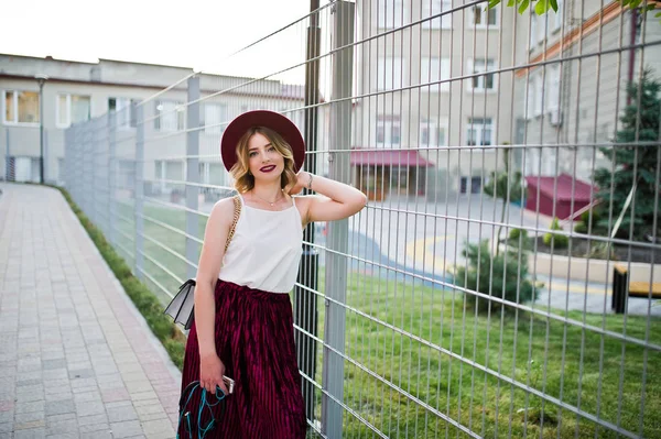 Moderiktiga Och Vackra Blond Modell Flicka Snygg Röd Sammet Velour — Stockfoto