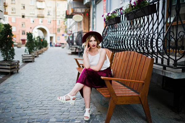 Chica Modelo Rubia Moda Hermosa Falda Terciopelo Rojo Con Estilo —  Fotos de Stock