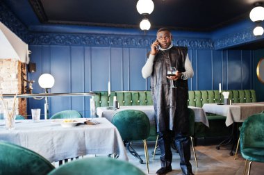 Telefon konuşma siyah geleneksel giysiler içinde Afrika adam